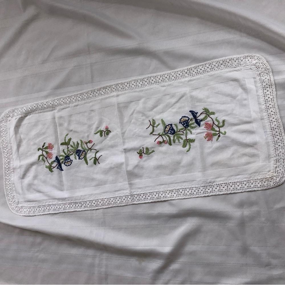 Vtg Jobelan Germany Embroidered Floral Table Runner - Picture 5 of 12